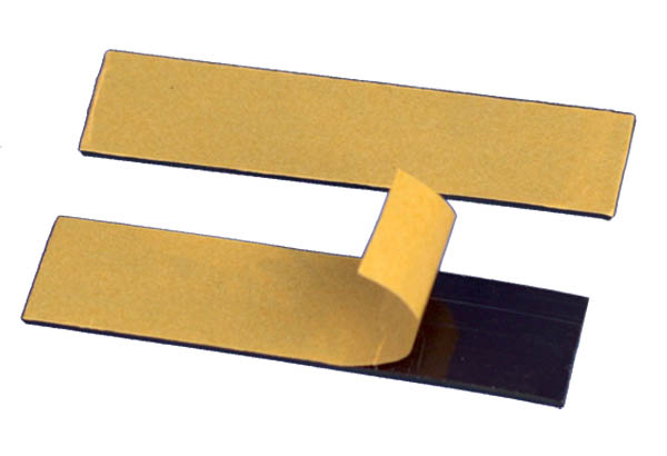 Pastille rectangulaire magnétique adhésivée - 19 x 65 mm - Force 65 g/cm2