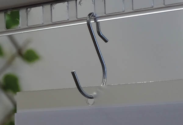 Crochet en "S" asymétrique avec fil métal de Ø 2,5 mm - Hauteur 45 mm