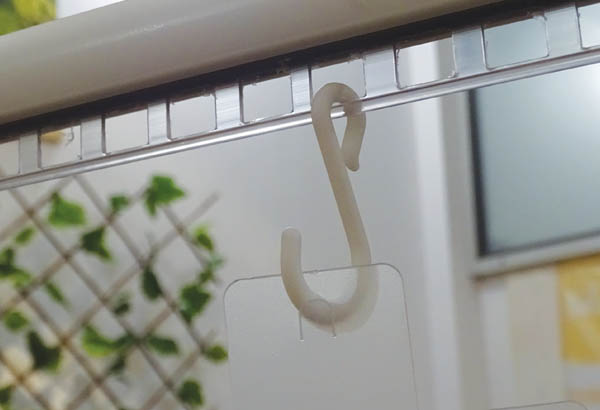 Crochet en "S" asymétrique avec fil PVC blanc de Ø 4 mm - Hauteur 50 mm