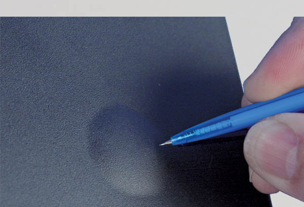 Stylo rétractable avec une pointe aiguille en métal