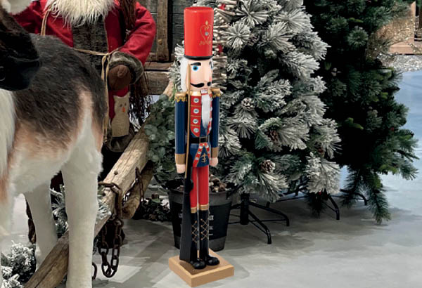 Casse noisette en bois noir et rouge - Hauteur 106 cm - Base 18 x 18 cm