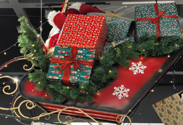 Traineau rouge du Père Noël - Hauteur 93,3 cm - 143,51 x 57,1 cm