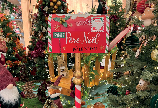 Boîe taux lettres rouge du Père Noël - Hauteur 101 cm - 33.5 x 18.5 cm