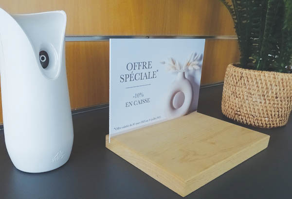 Kit socle glorifier en bois de hêtre avec porte visuel A4 en PET - 20 x 210 x 150 mm