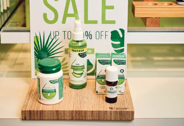 Kit socle glorifier en bois avec porte visuel A4 en PET - 24 x 210 x 150 mm