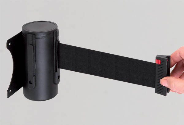 Accroche murale noire à visser avec sangle rétractable et base de 114 x 106 mm