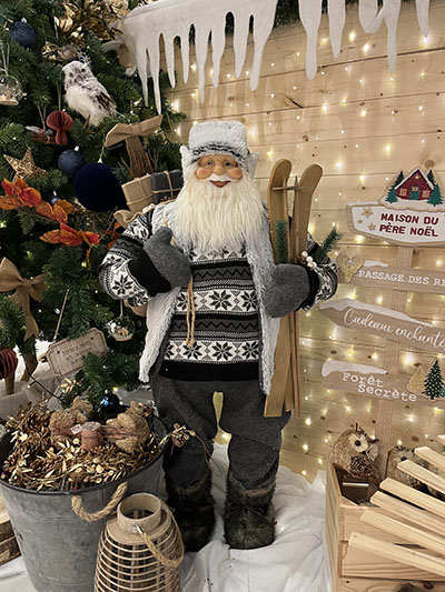 Père Noël traditionnel avec ski - Hauteur 120 cm - 46 x 35 cm