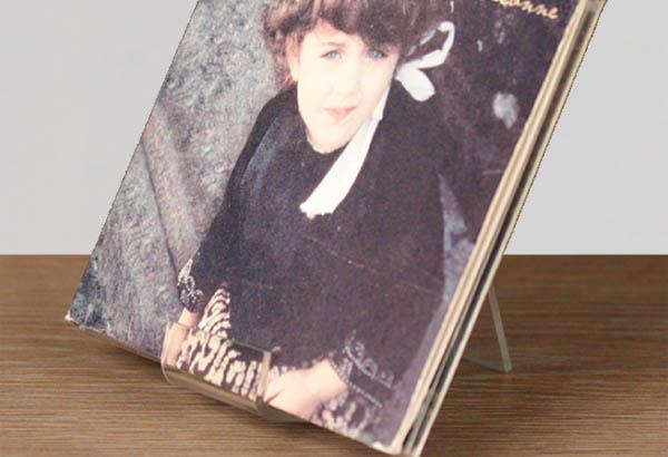 Porte-produit incliné avec retour avant de 20 mm en acrylique - 190 x 80 mm