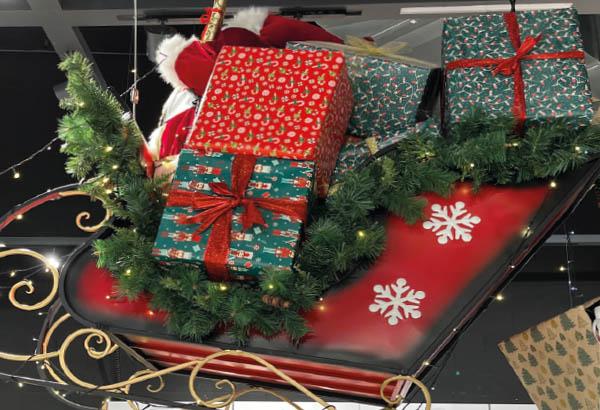 Traineau rouge du Père Noël - Hauteur 93.3 cm - 143.51 x 57.1 cm