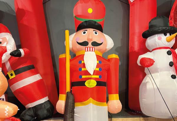 Casse-noisette gonflable multicolore et lumineux - Hauteur 180 cm - 65 x 50 cm