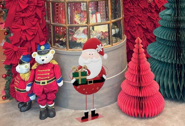 Père Noël avec cadeaux - Hauteur 64.6 cm - 36.5 x 10.2 cm